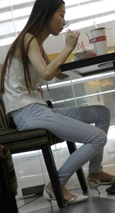 紧身灰牛小妹喝奶茶