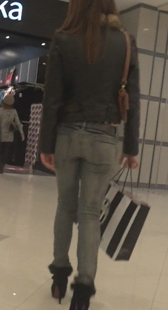 商场紧身灰牛少妇