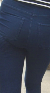 街拍超紧黑牛少妇