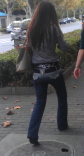 街拍长腿牛仔小少妇