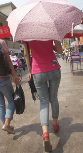 紧身灰牛包臀少妇