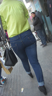 超紧宽臀牛仔少妇