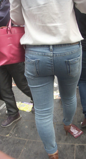 街拍紧身牛仔大屁股少妇