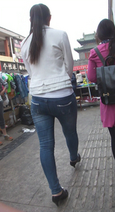 紧身长腿包臀牛仔少妇