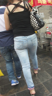 街拍紧牛灰臀少妇