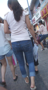 街拍包臀紧牛小妹