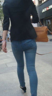 成熟牛仔少妇走路好会扭