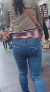 紧身牛仔包臀成熟少妇