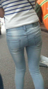 包臀紧身灰牛小少妇