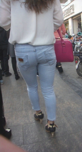 街拍紧身白牛宽臀少妇