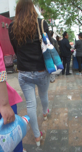 街拍包臀紧灰牛小妹