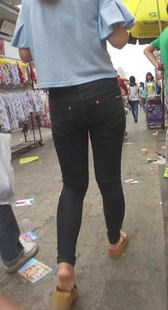 街拍紧身黑牛小妹