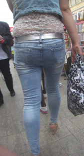 街拍蓝牛紧身包臀小妹