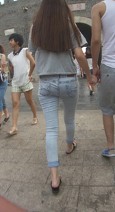 街拍白紧牛小妹