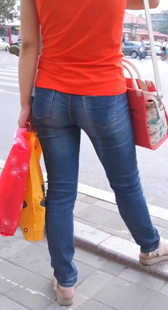 等车牛仔小少妇