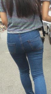 街拍牛仔少妇走路变形