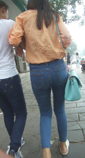 细腿少妇走路变形