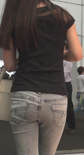 包臀紧身白牛少妇