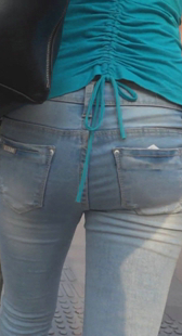 街拍宽臀紧牛少妇