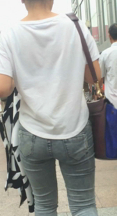 街拍紧身包臀牛仔小少妇