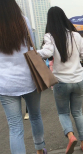 街拍两牛仔包臀少妇