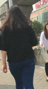 街拍超紧蓝牛少妇