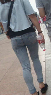 超紧灰色牛仔裤少女