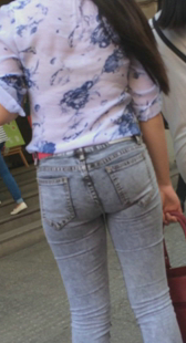 紧身灰牛包臀少女