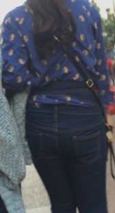 街拍黑牛包臀少妇