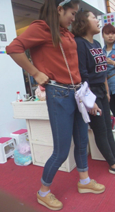 屁股这么大还往上提牛仔