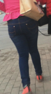 蓝紧丰臀小少妇