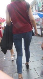 宽臀蓝紧牛仔夹不紧