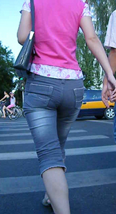 性感宽臀牛仔小妹