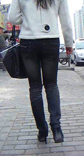 街拍细高跟包臀黑牛