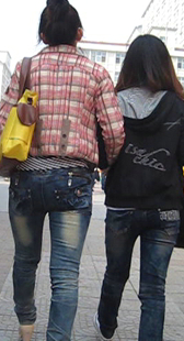 街拍两黑牛小妹