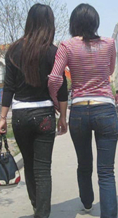 公园两紧牛小妹