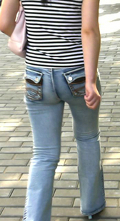 大屁股紧身牛仔小少妇