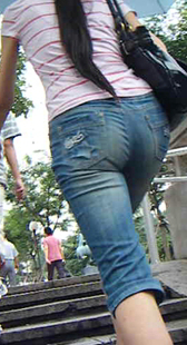 宽臀牛仔上楼梯