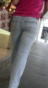 街拍翘臀紧牛小妹