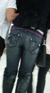 超市勒沟牛仔少妇