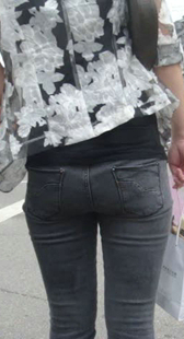 街拍蓝牛黑牛两少妇