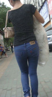 高挑蓝紧牛仔少妇