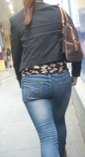 紧身蓝牛宽臀少妇视频