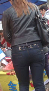 街拍黑牛成熟大妈