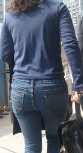 紧身蓝牛大屁股少妇