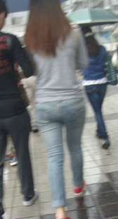 街拍紧身灰牛小妹视频