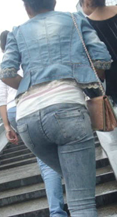 灰紧牛仔上楼梯