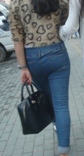 宽臀牛仔布裤两少妇