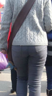 街拍灰紧牛仔视频