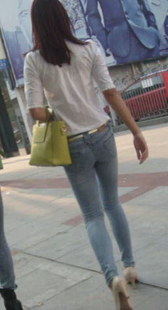 街拍两蓝牛姐妹